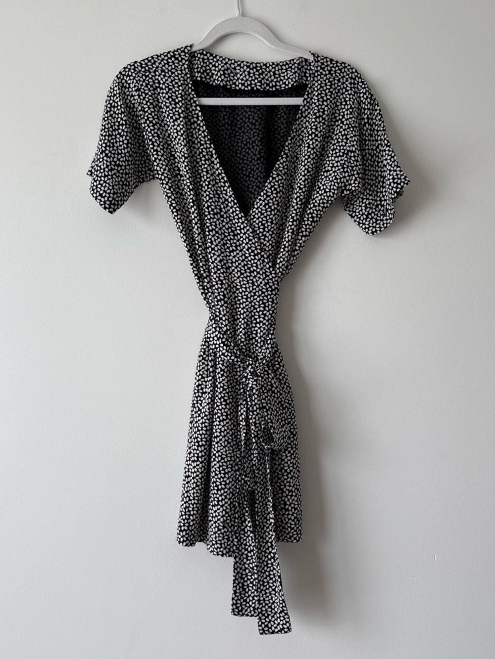 Diane von Furstenberg black and white short sleeve wrap dress size 2